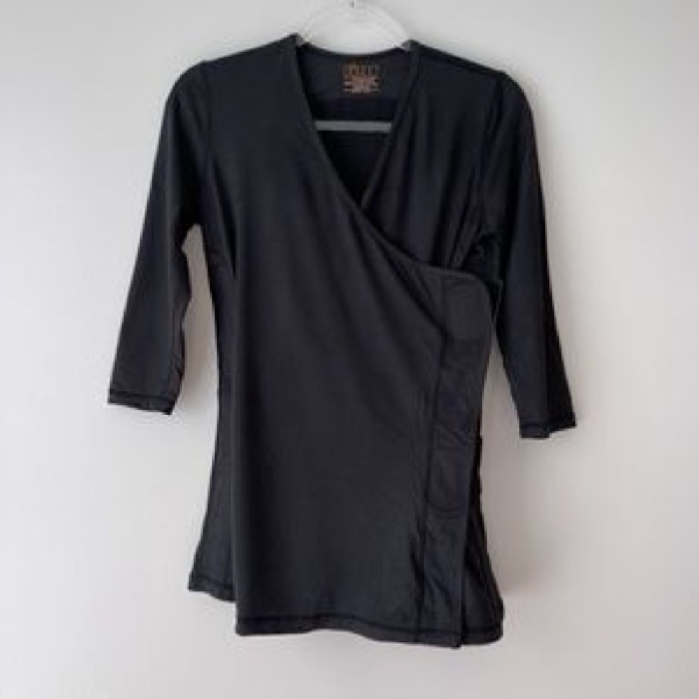 Nuroo Newborn Babywearing Pocket Shirt Medium/Large Black 3/4 Sleeve